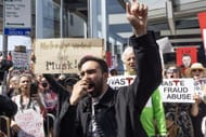 O então candidato a prefeito de Nova York, Zohran Mamdani, junta-se às manifestações semanais fora das lojas Tesla para protestar contra Elon Musk e seu papel no Departamento de Eficiência Governamental, em 29 de março de 2025, no bairro de West Village, na cidade de Nova York. (Fonte: Getty)