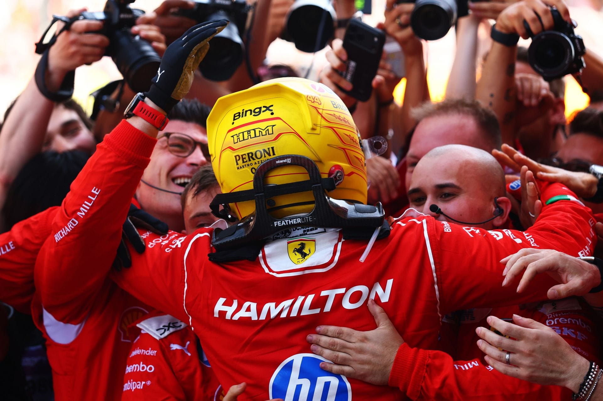 Lewis Hamilton, da Scuderia Ferrari, comemora após o GP de Barcelona. Fonte: Getty
