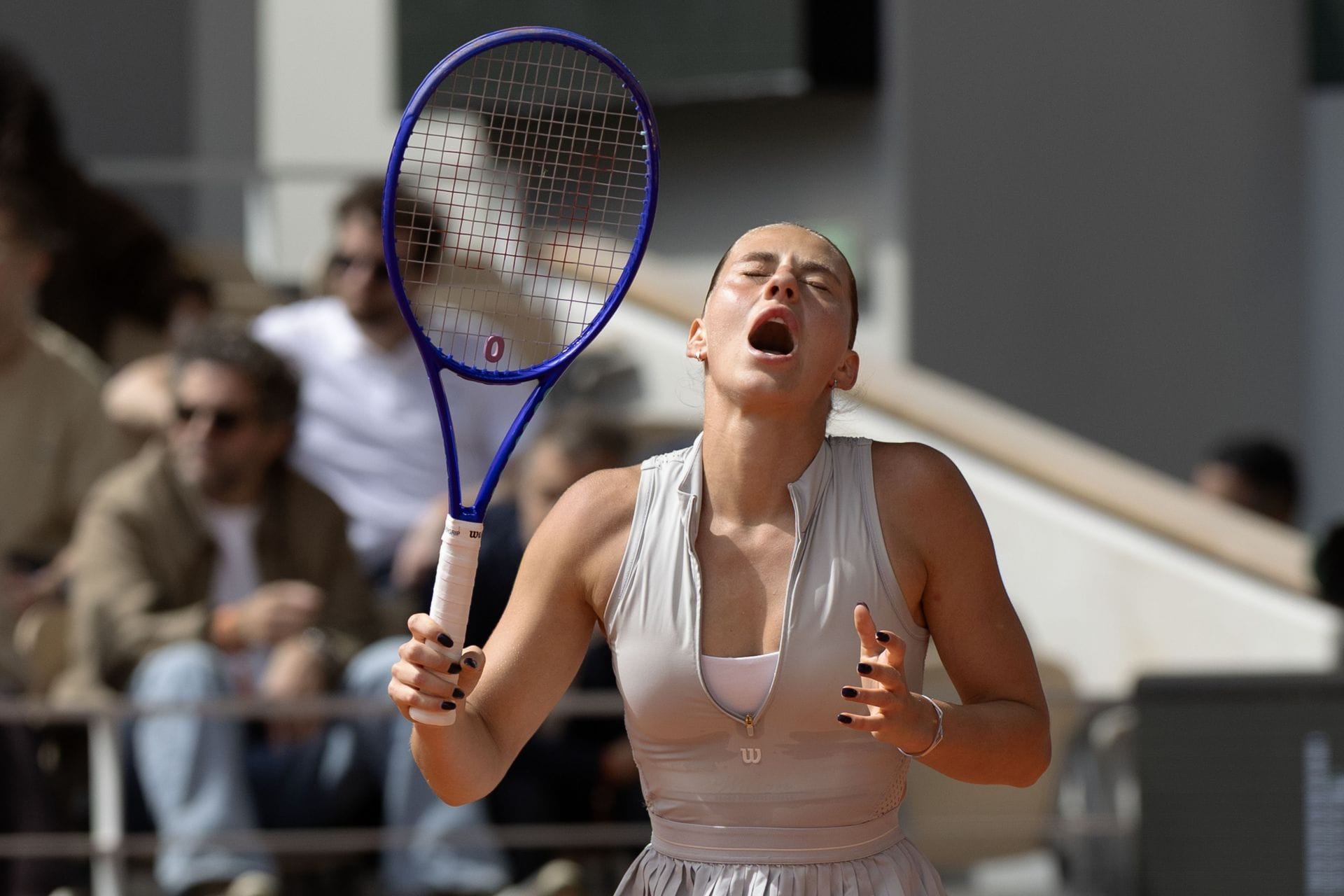 "Did not do this for Aryna Sabalenka" - Fans accuse French Open after Andreeva vs Kostyuk SF sees mid-match roof closure