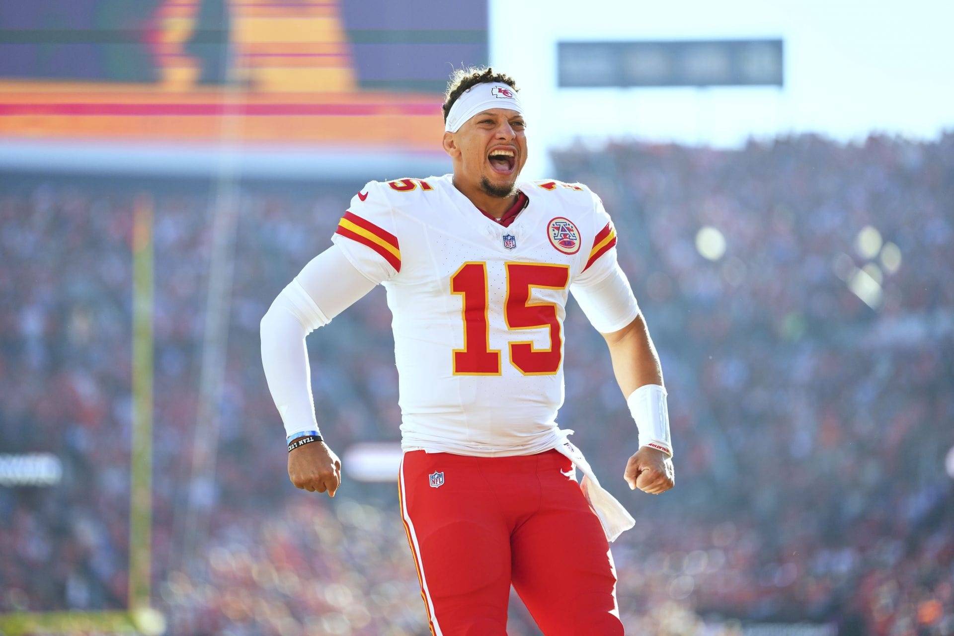 “Foolishness” “His play has gone downhill”: NFL fans outraged as Patrick Mahomes becomes first player ever to sign $504,750,000 deal