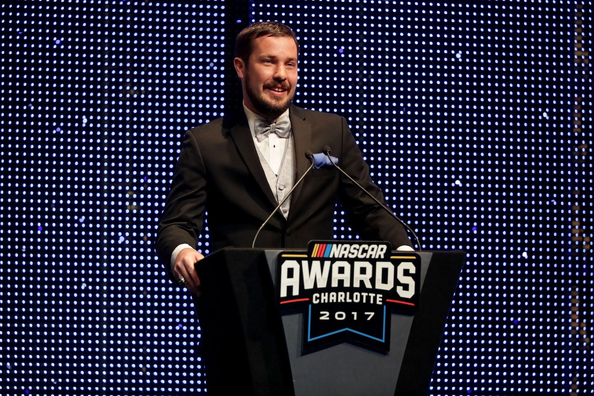 Lee Pulliam ganha o anel de campeão na NASCAR Touring Night of Champions. Fonte: Getty