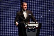 Lee Pulliam ganha o anel de campeão na NASCAR Touring Night of Champions. Fonte: Getty