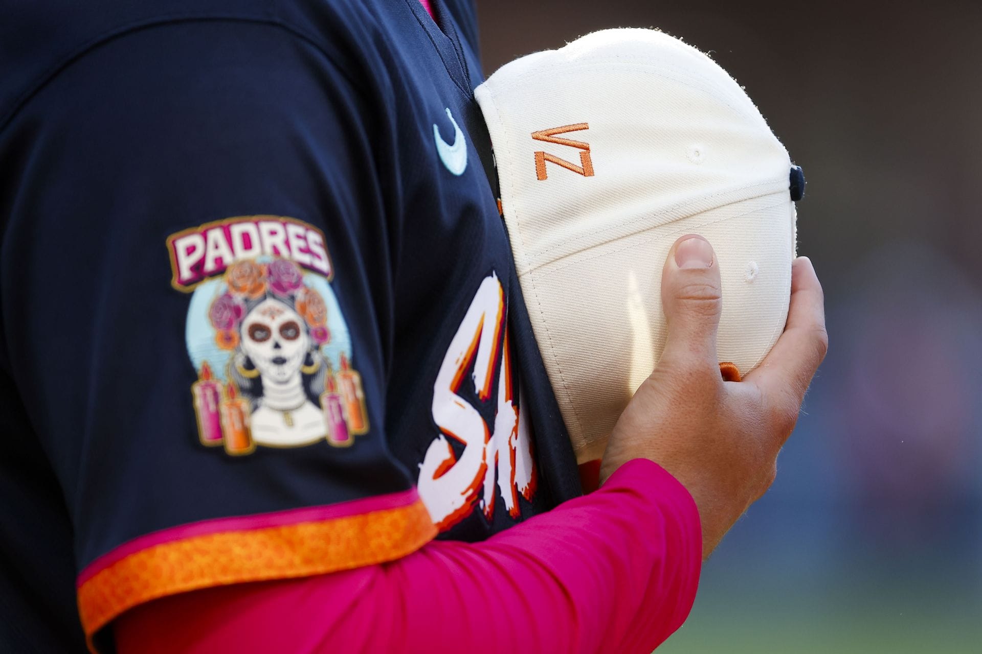 MLB stars keep Venezuela earthquake victims in their hearts, come together to show their support with prayer & 'VZ' hats