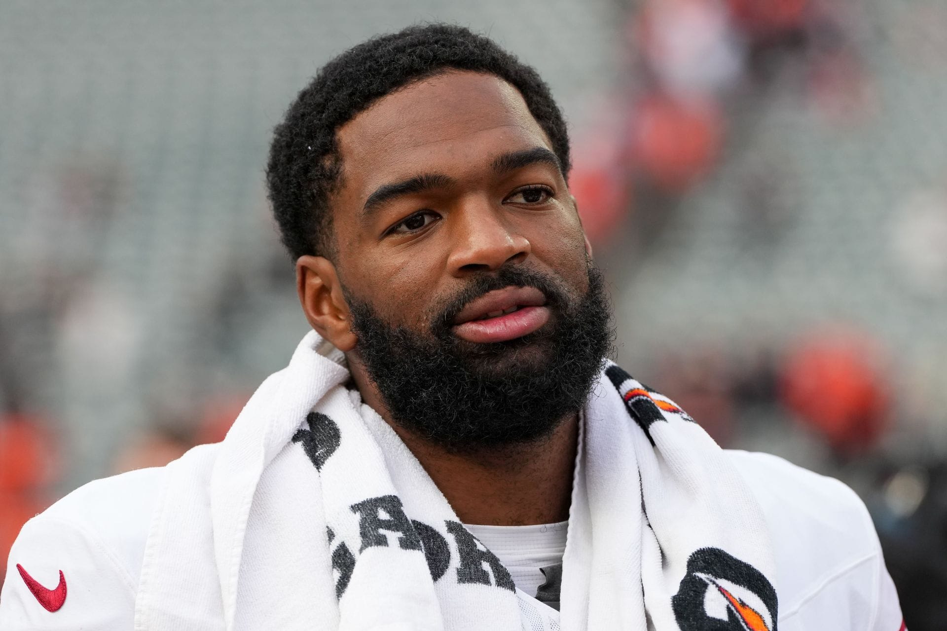 "They're paying him so little" "when you suck at your job you should": NFL fans split over Jacoby Brissett attending OTAs to avoid being fined