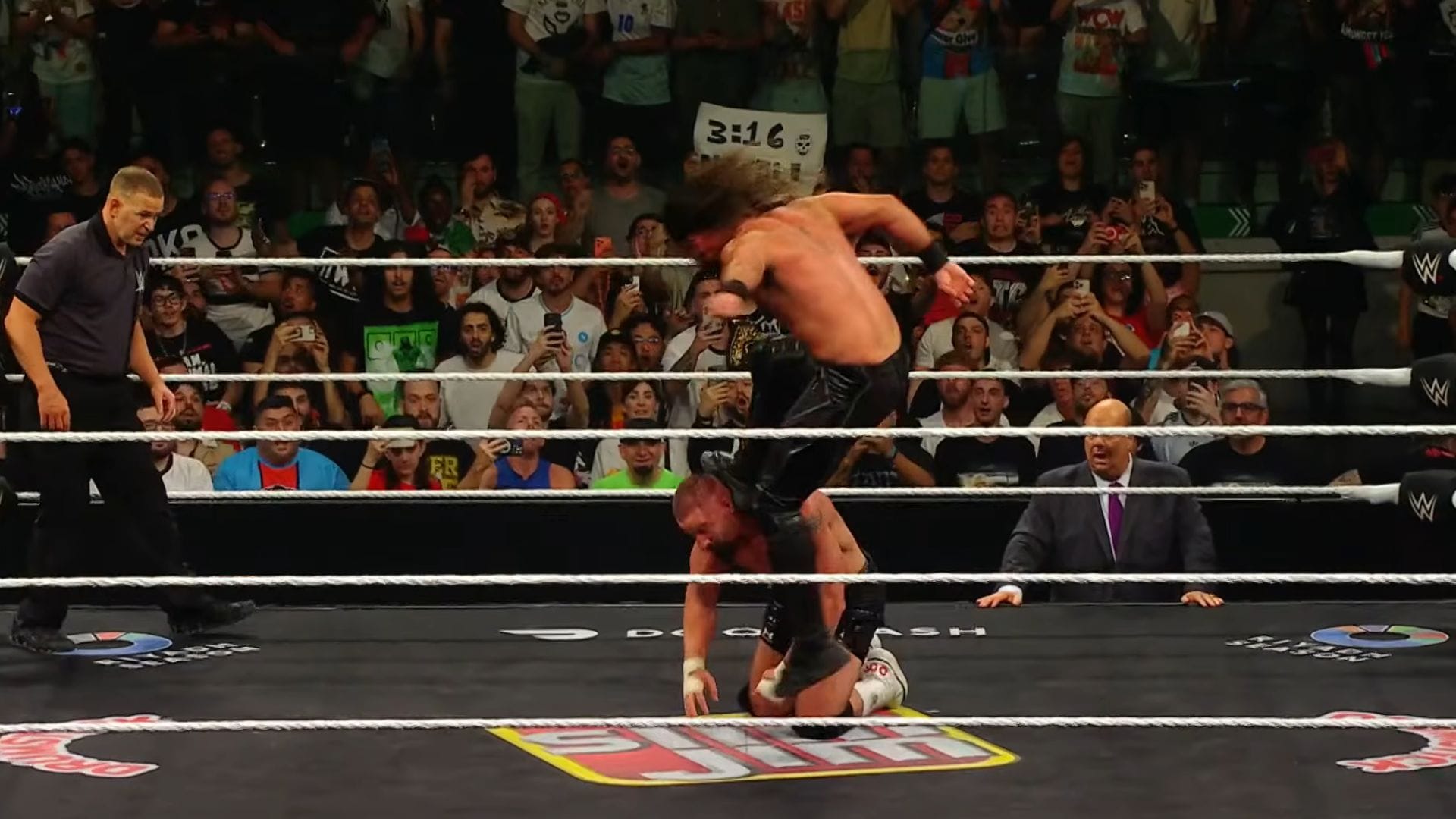 Botch caught during chaotic WWE RAW main event?