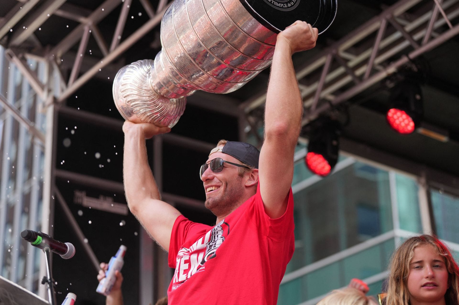 Jordan Staal segura o troféu da Stanley Cup durante o desfile do campeonato da Stanley Cup - Fonte: Imagn