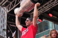 Jordan Staal segura o troféu da Stanley Cup durante o desfile do campeonato da Stanley Cup - Fonte: Imagn