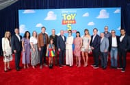 Dana Walden, presidente e diretor de criação, The Walt Disney Company, Josh D'Amaro, diretor executivo, The Walt Disney Company, Lindsey Collins, Kenna Harris, Conan O'Brien, Scarlett Spears, Tom Hanks, Tim Allen, Joan Cusack, Greta Lee, Taylor Swift, Andrew Stanton, Alan Bergman, presidente, Disney Entertainment, Pete Docter, CCO, Pixar, Jim Morris, presidente, Pixar e Asad Ayaz, diretor de marketing e marca, The Walt Disney Company, participe da estreia mundial de Toy Story 5 em Los Angeles no Dolby Theatre em Los Angeles, Califórnia, em 9 de junho de 2026 (Fonte: Getty)