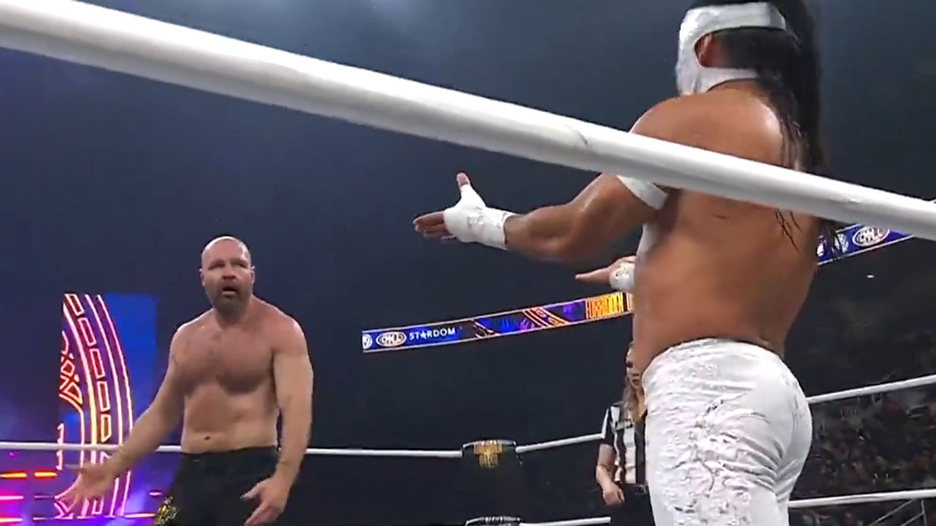 Jon Moxley e Bandido em Forbidden Door 2026 (Imagem via X @AEW) 