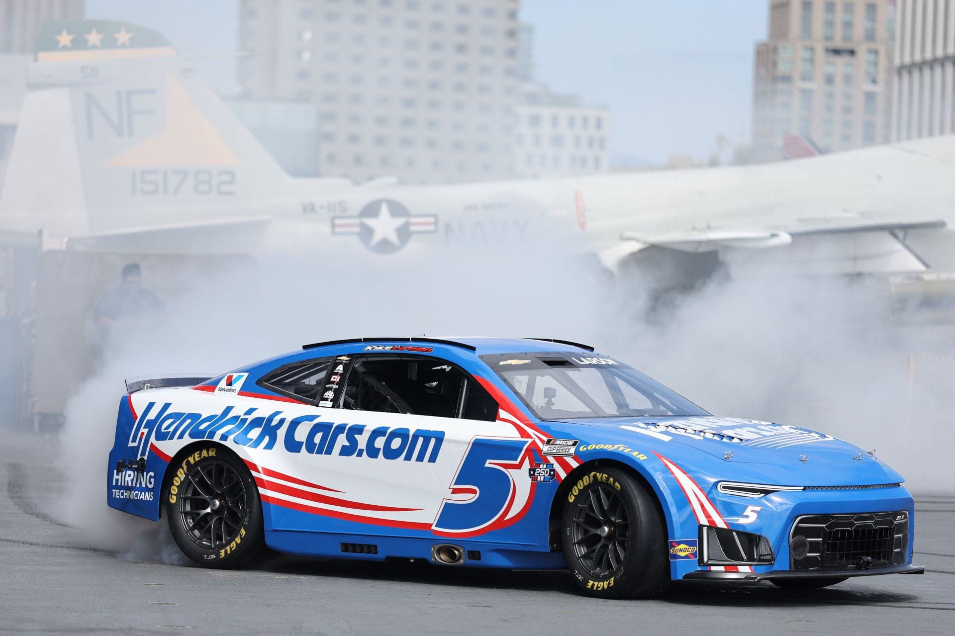 Kyle Larson - Anúncio da NASCAR no USS Midway. Fonte: Getty
