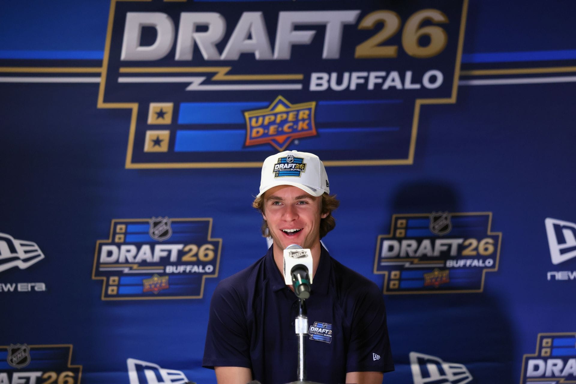 Gavin McKenna fala à mídia antes do Draft da NHL de 2026 - Fonte: Getty