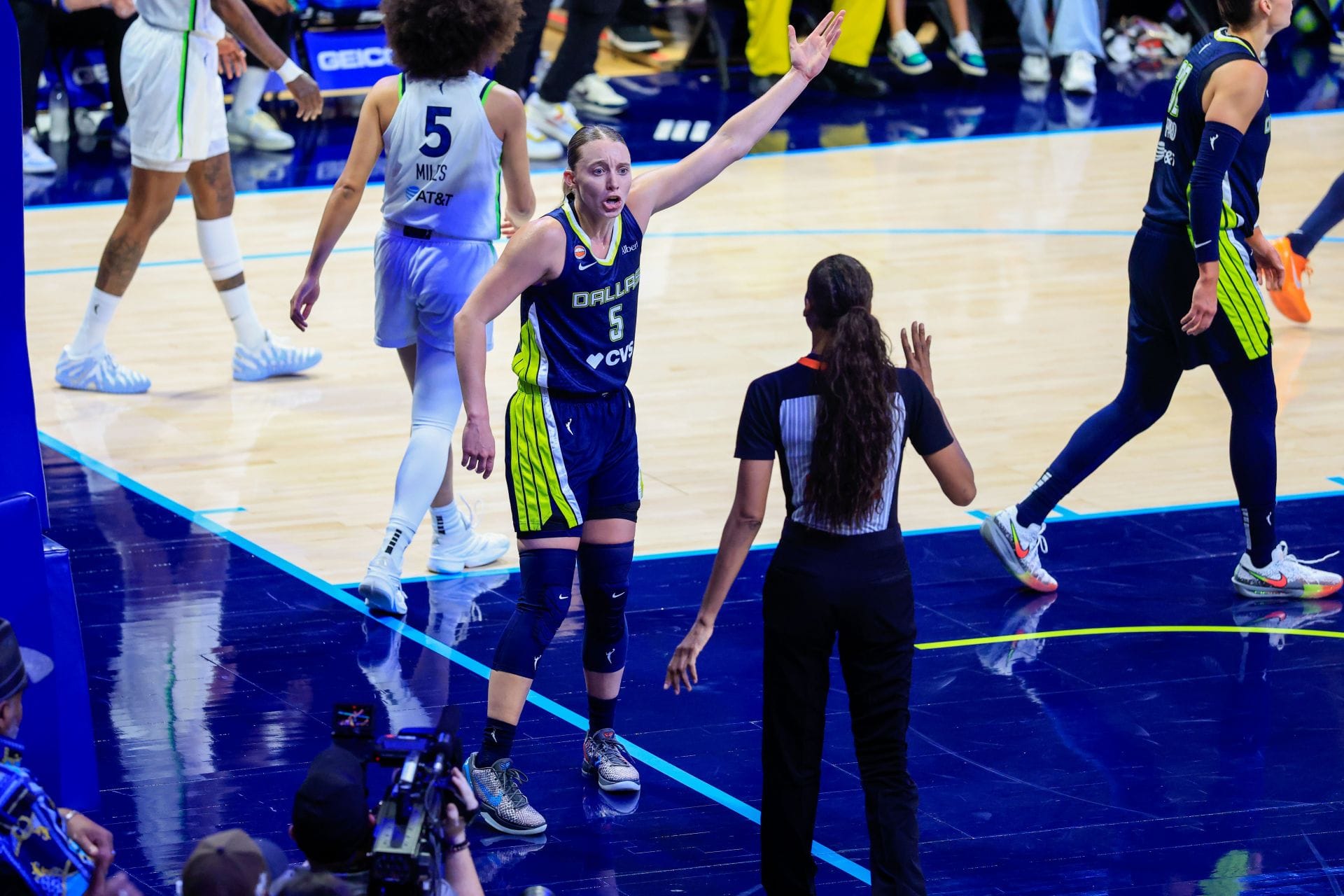 "Can’t talk like that white baby", "She definitely pissed Paige off" - WNBA Fans Explode As Paige Bueckers Jaws Olivia Miles After Hard Foul