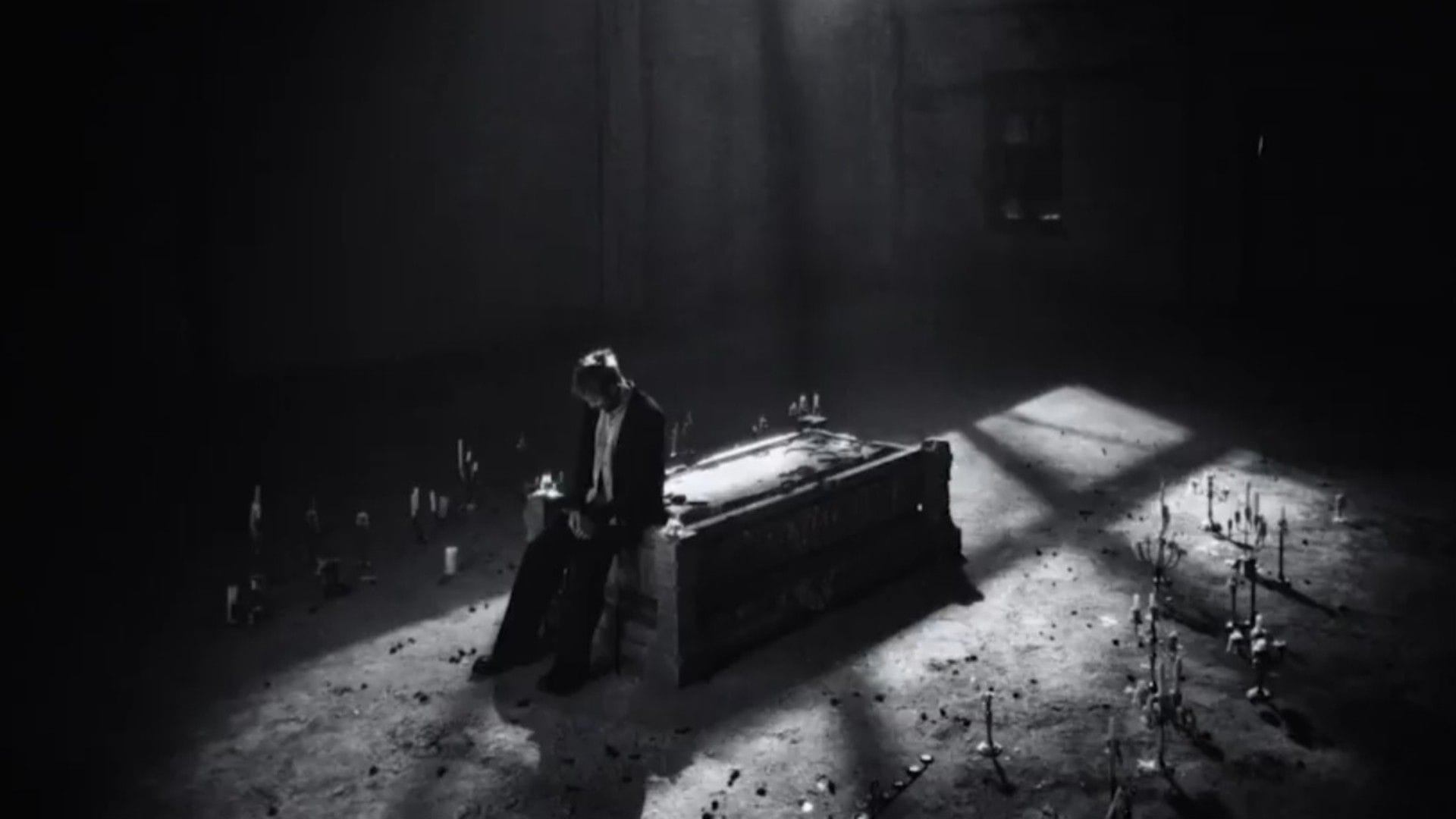 Still do videoclipe do Merry Go Round (imagem via Spotify)