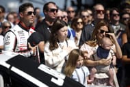 Denny Hamlin, piloto do # 11 Sport Clips Haircuts Toyota, filhas de Jordan Fish, Taylor Hamlin (L) Molly Hamlin e filho Jameson Hamlin durante o hino nacional antes da NASCAR Cup Series Hollywood Casino 400 - Fonte: Getty