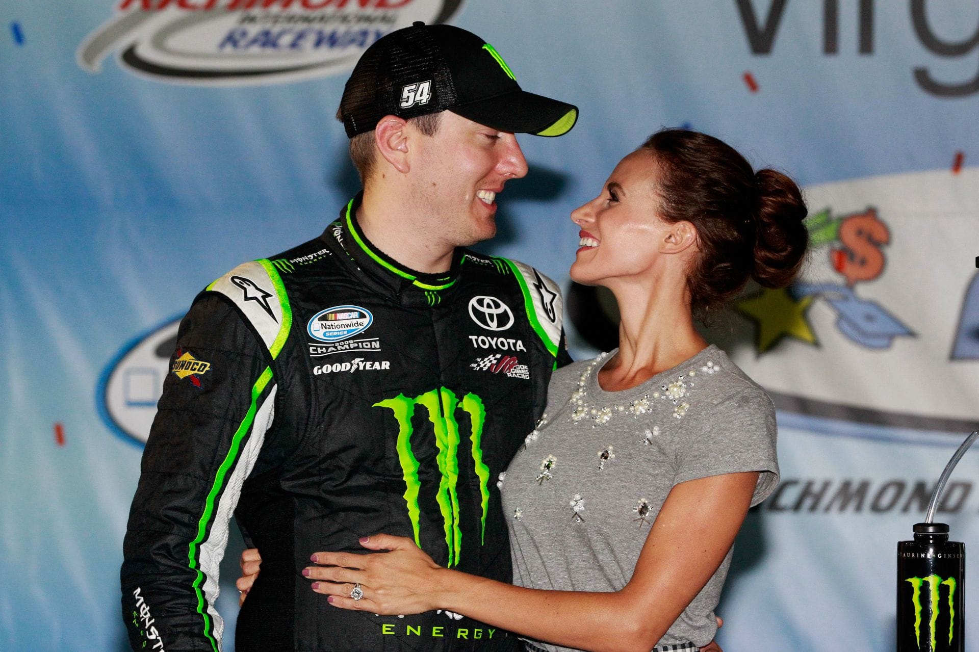 Kyle e Samantha Busch em Victory Lane após vencer no Richmond International Raceway em 5 de setembro de 2014. - Fonte: Getty