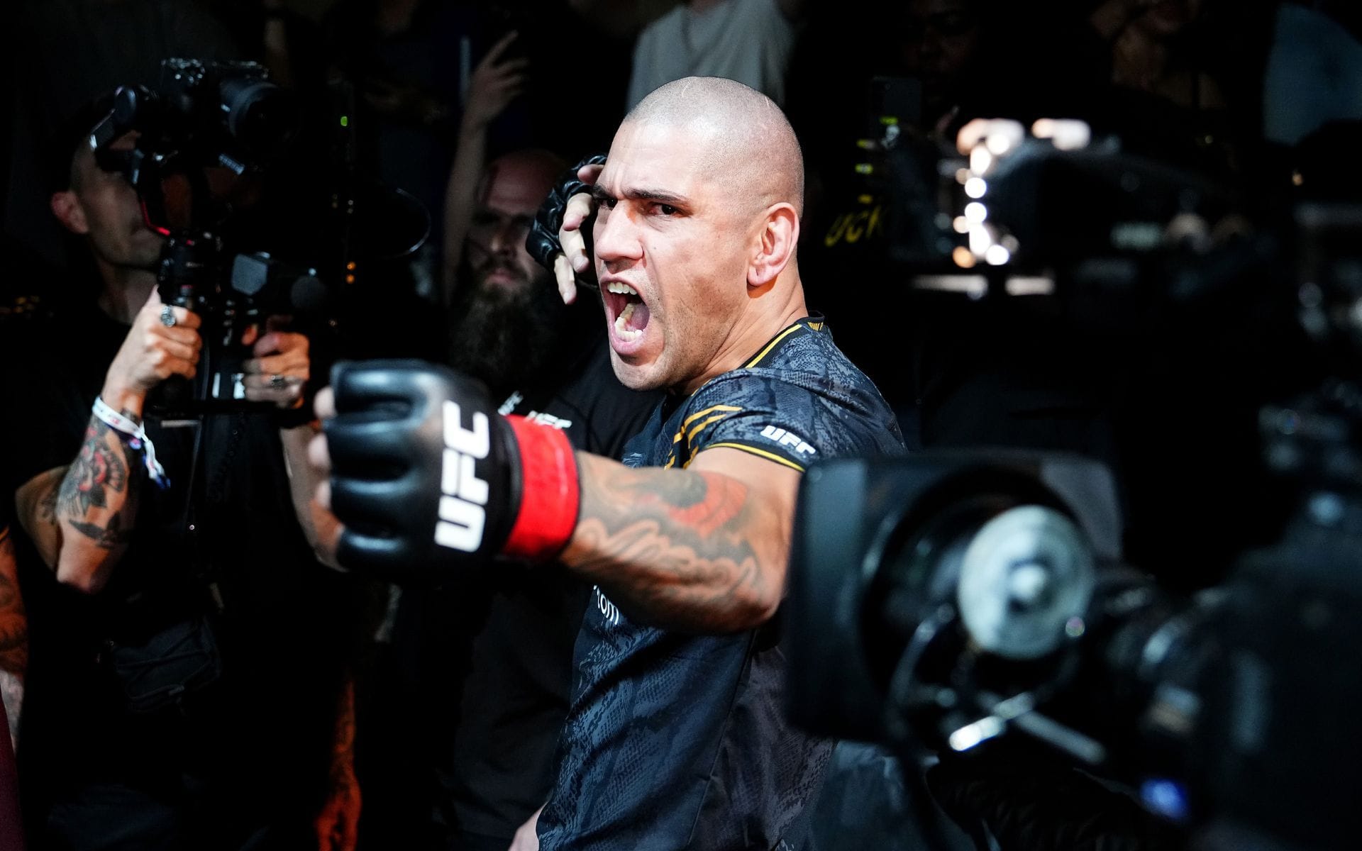 "The bank goes bankrupt" - Alex Pereira brags about "money" while blasting Brazilian MMA critic over Herb Dean controversy