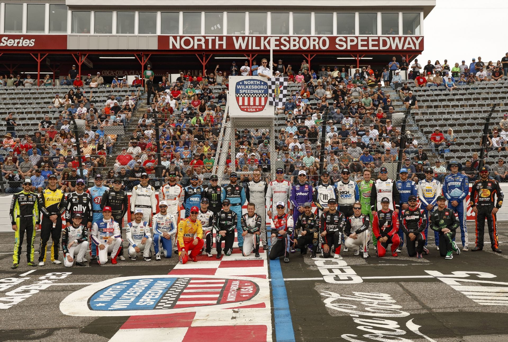 Pilotos da NASCAR Cup Series no North Wilkesboro Speedway. Fonte: Getty