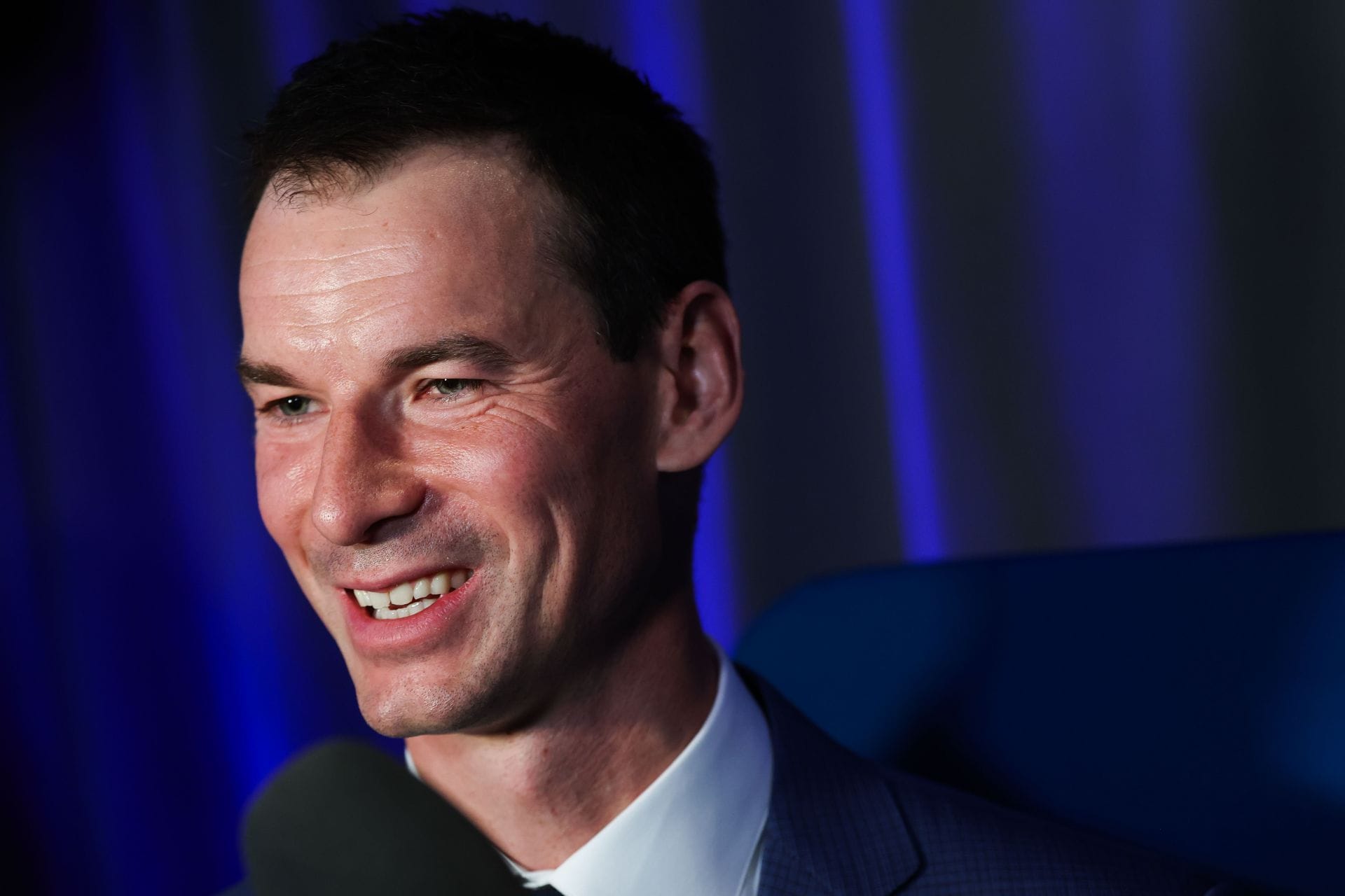 John Chayka clicou durante uma prensagem [Image via Getty]