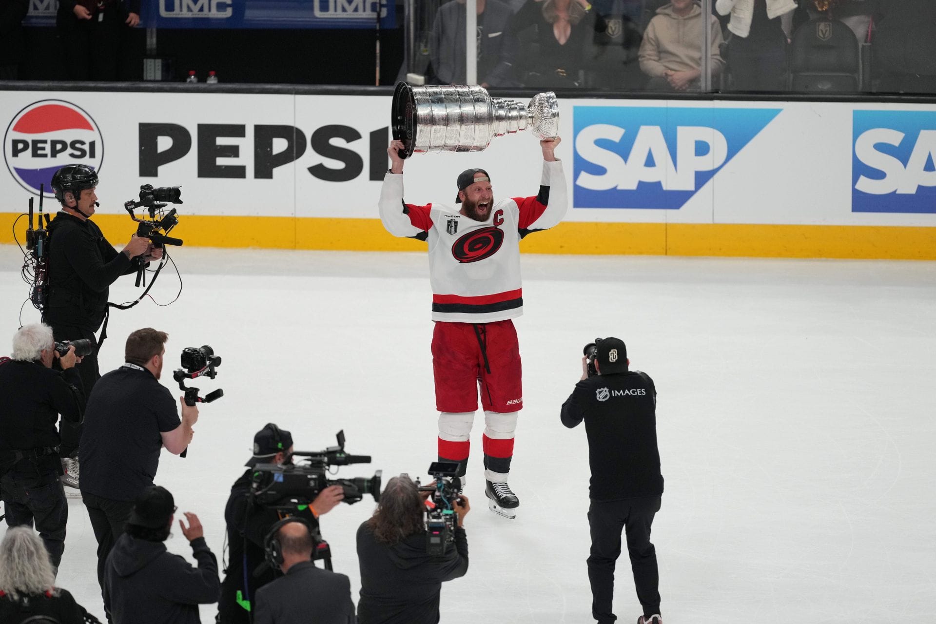 Jordan Staal levantando a Stanley Cup após derrotar o Vegas Golden Knights - Fonte: Imagn