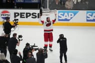 Jordan Staal levantando a Stanley Cup após derrotar o Vegas Golden Knights - Fonte: Imagn