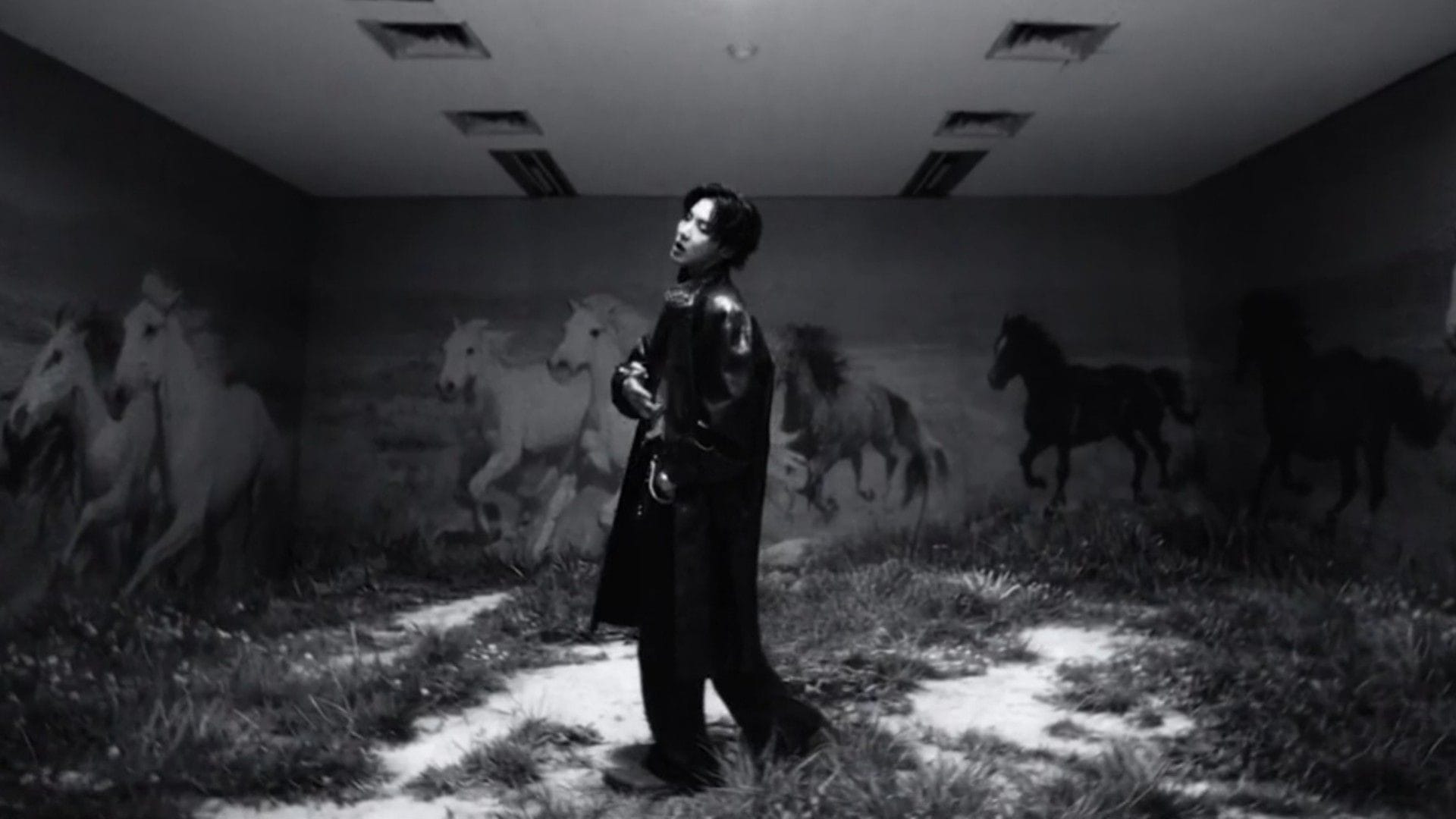 Still do videoclipe do Merry Go Round (imagem via Spotify)