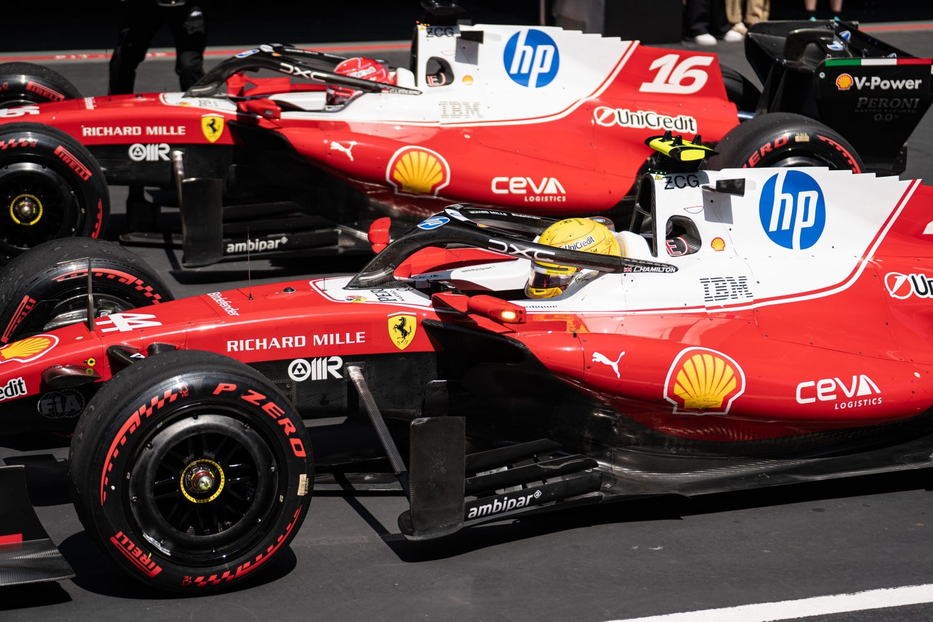 Lewis Hamilton (#44) e Charles Leclerc (#16) em Xangai. Fonte: Getty