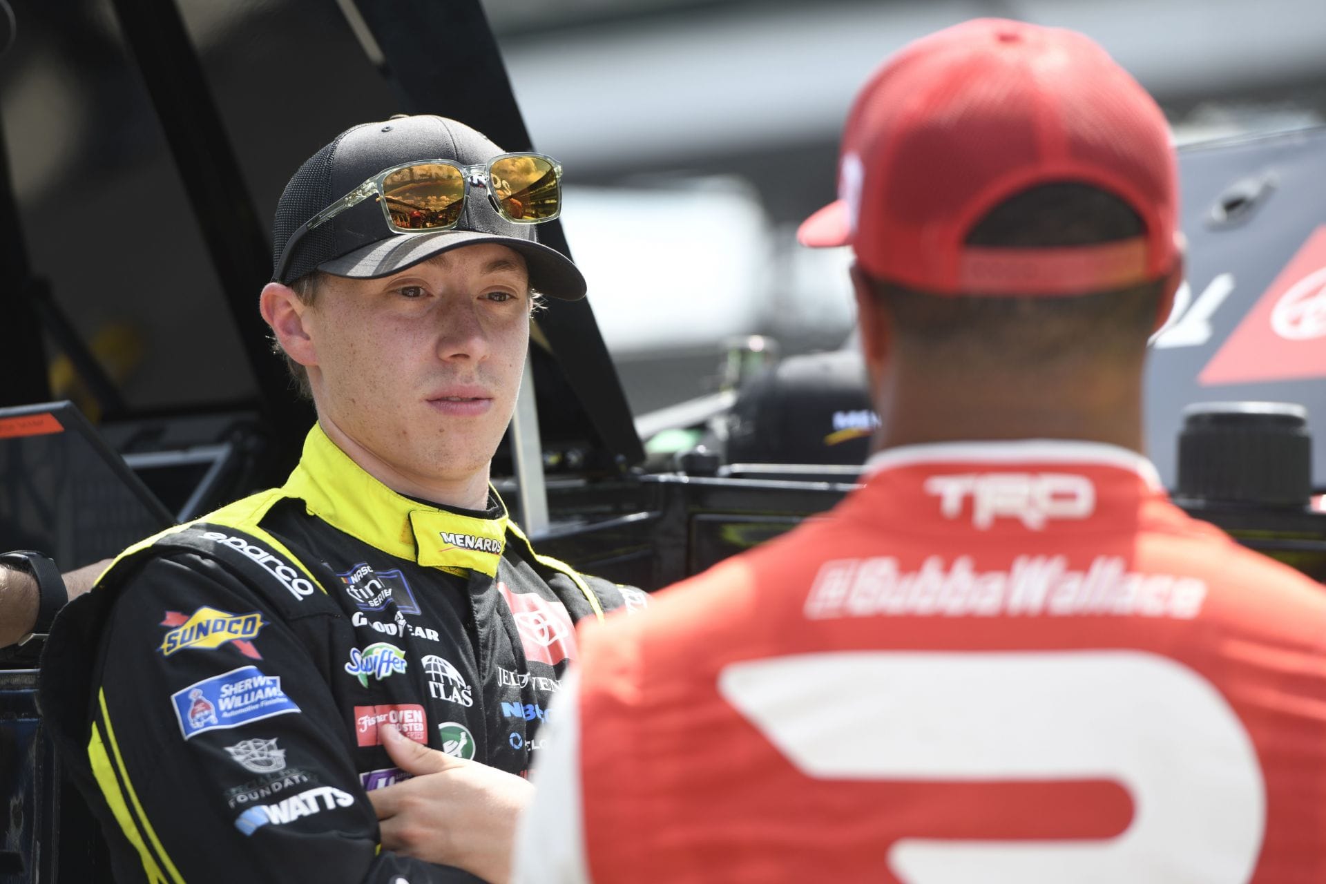 Brandon Jones conversa com Bubba Wallace no Brickyard. Fonte: Getty