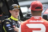 Brandon Jones conversa com Bubba Wallace no Brickyard. Fonte: Getty