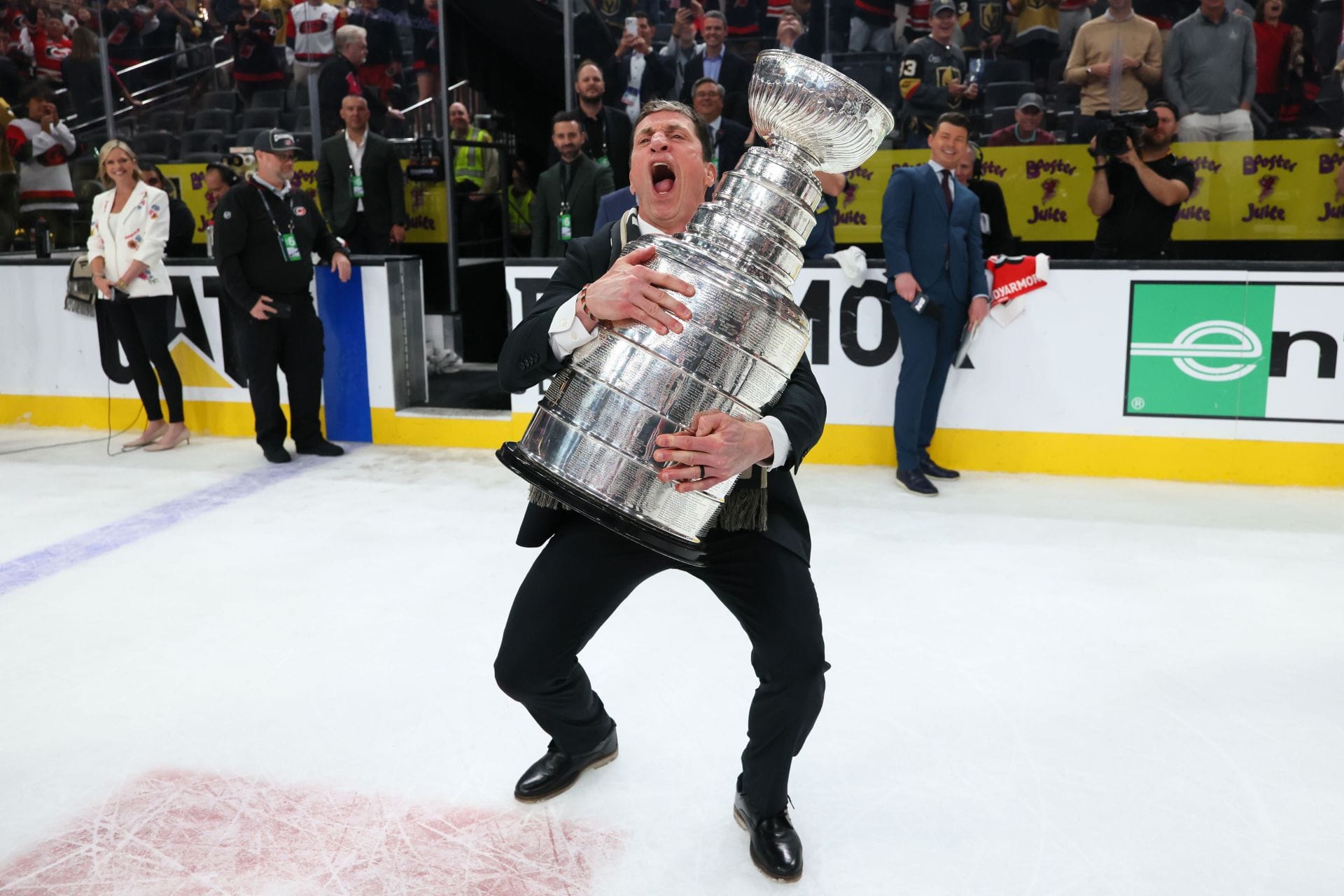Brind'Amour clicou com a Stanley Cup [Image via Getty]