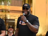 Raising Cane's comemora aniversário de ouro com inauguração de novo restaurante Gold em Boston - Fonte: Getty