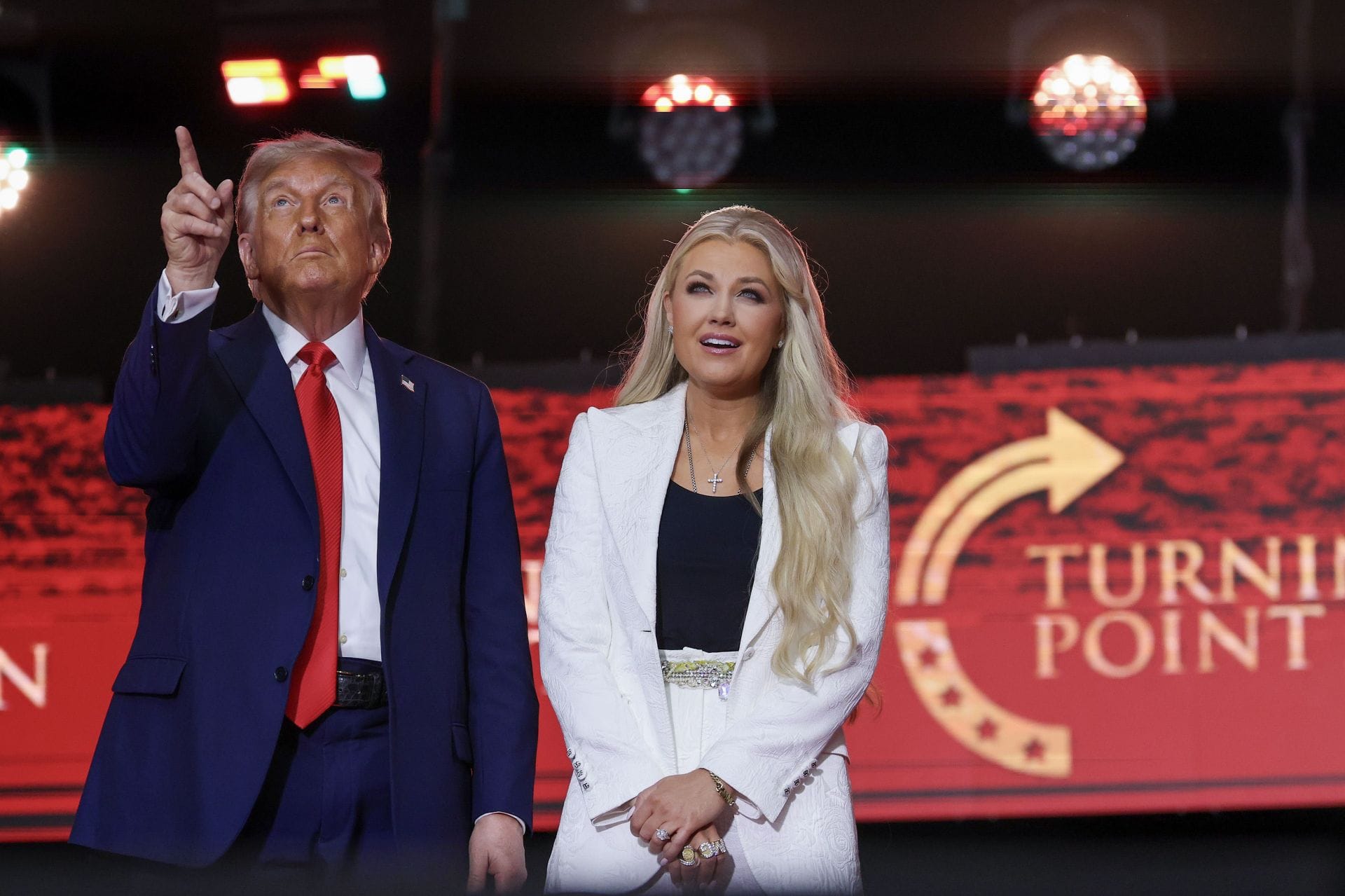 Erika Kirk se junta ao presidente dos EUA, Donald Trump, no palco durante o serviço memorial do ativista político Charlie Kirk no State Farm Stadium em 21 de setembro de 2025, em Glendale, Arizona. (Fonte: Getty)