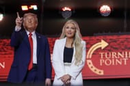 Erika Kirk se junta ao presidente dos EUA, Donald Trump, no palco durante o serviço memorial do ativista político Charlie Kirk no State Farm Stadium em 21 de setembro de 2025, em Glendale, Arizona. (Fonte: Getty)