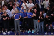 Ben Stiller, Este Haim, Taylor Swift e Mariska Hargitay reagem durante o quarto jogo das finais da NBA de 2026 entre o San Antonio Spurs e o New York Knicks no Madison Square Garden em 10 de junho de 2026 na cidade de Nova York. (Fonte: Getty)