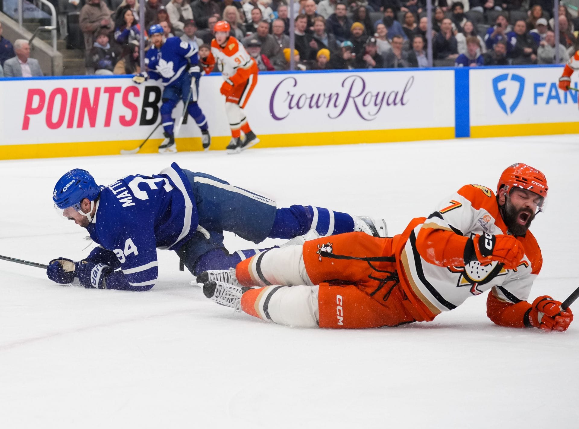 Gudas desfere um golpe joelhada em Matthews - Fonte: Getty
