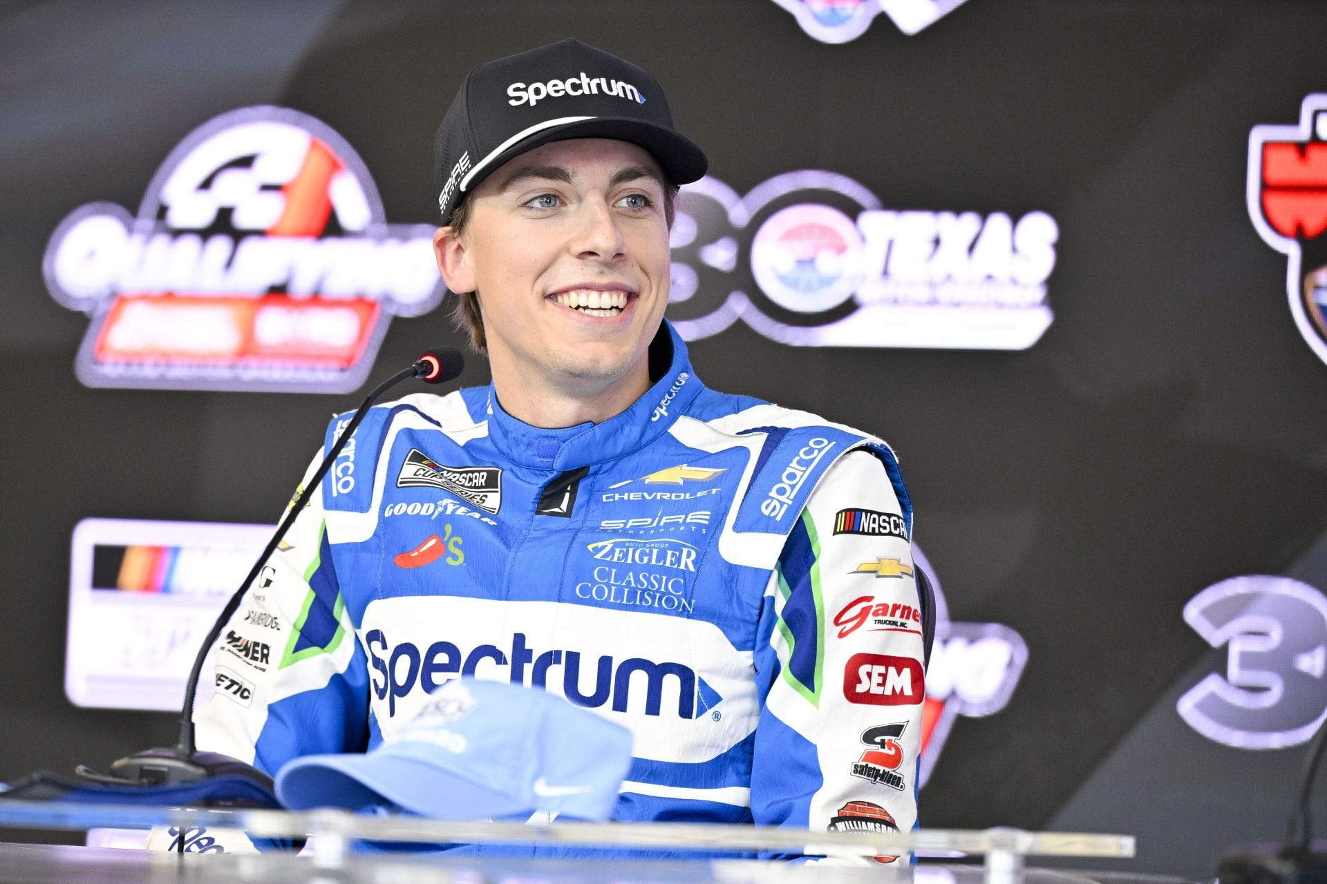 Carson Hocevar (77) no Texas Motor Speedway em 2 de maio de 2026. - Fonte: Imagn