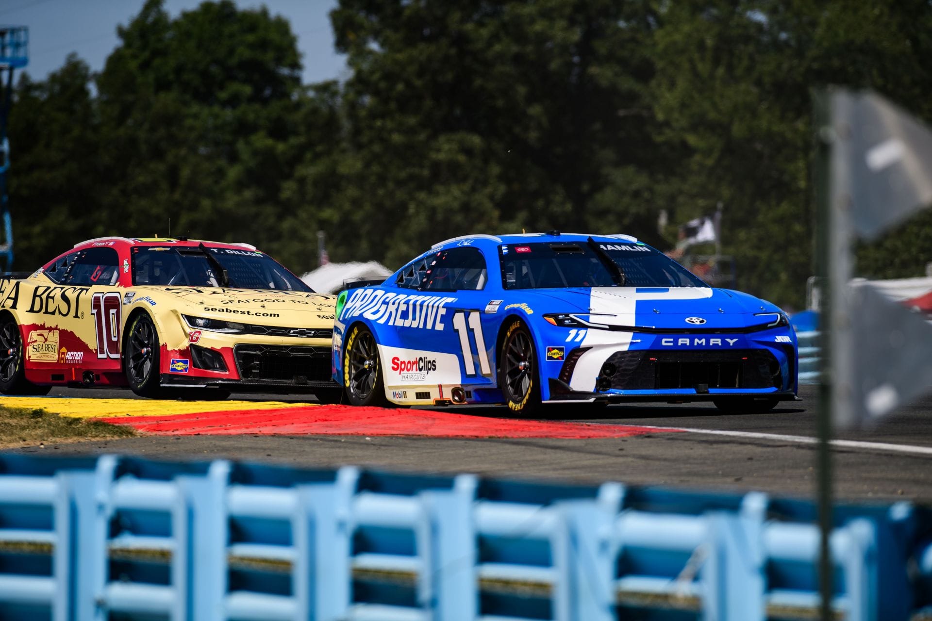 Denny Hamlin (11) e Ty Dillon (10 Kaulig Racing) em Watkins Glen. Fonte: Getty