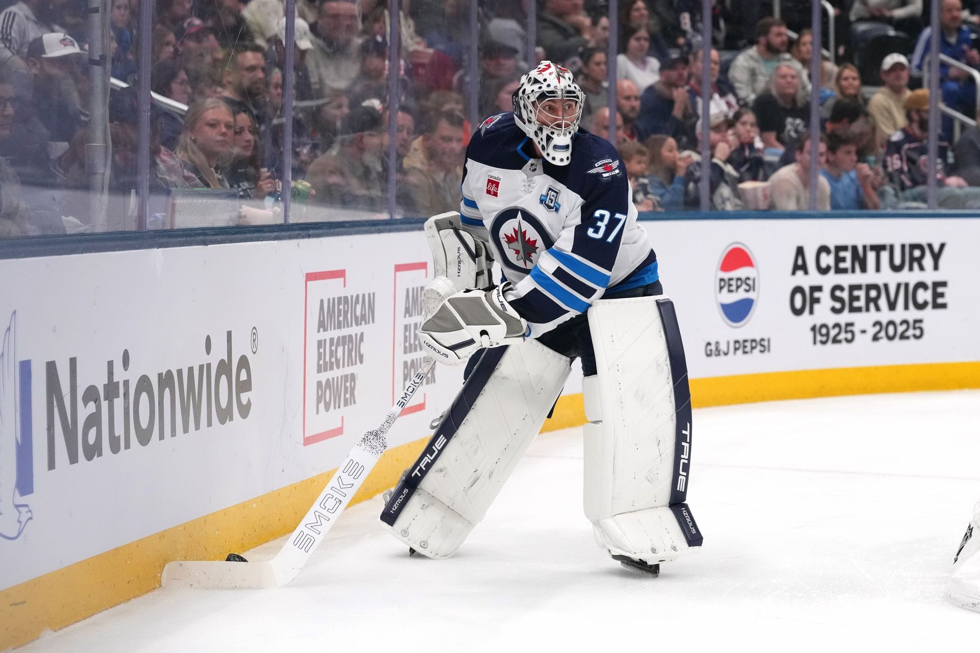 Hellebuyck em ação durante o jogo contra o Columbus Blue Jackets [Image via Getty]
