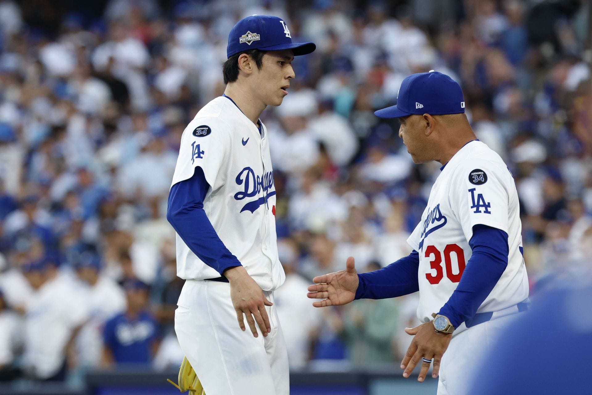 Roki Sasaki (L) com Dave Roberts (R) - Fonte: Getty