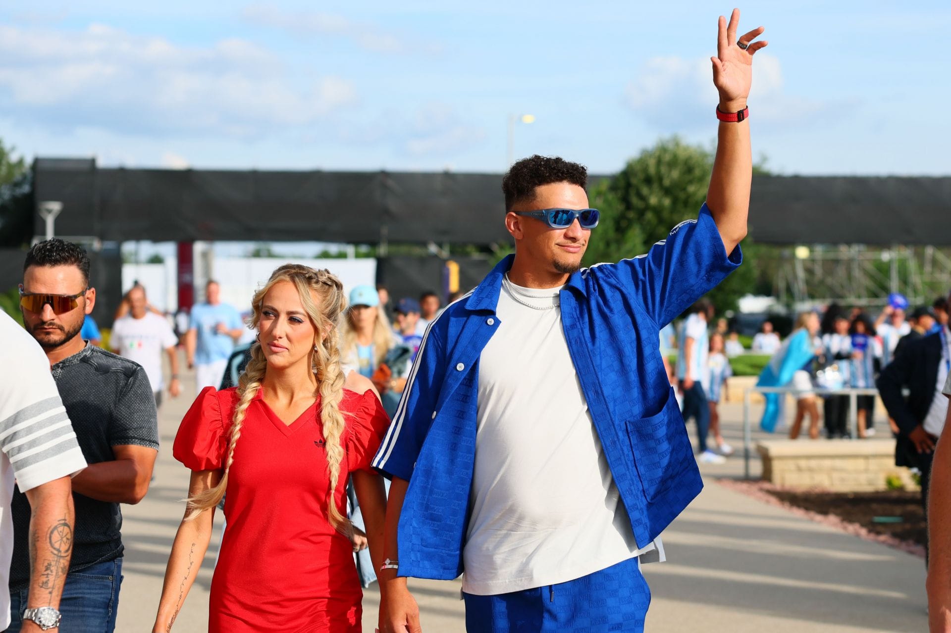 “Looks in better shape than previous years”: NFL fans react to Patrick Mahomes’ “dad bod” in latest family snap with wife Brittany