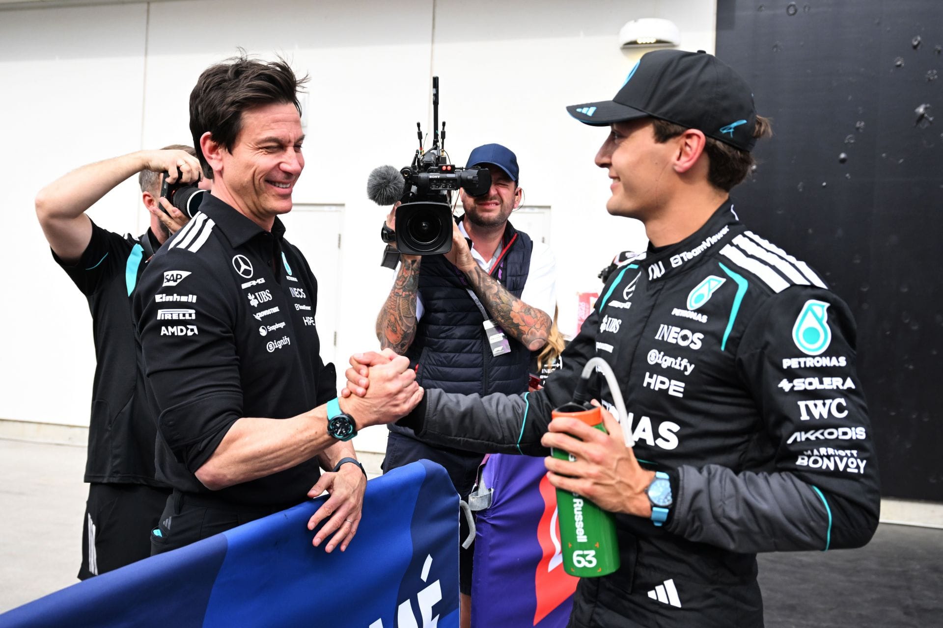 George Russell e Toto Wolff, Diretor Executivo da Mercedes. Fonte: Getty