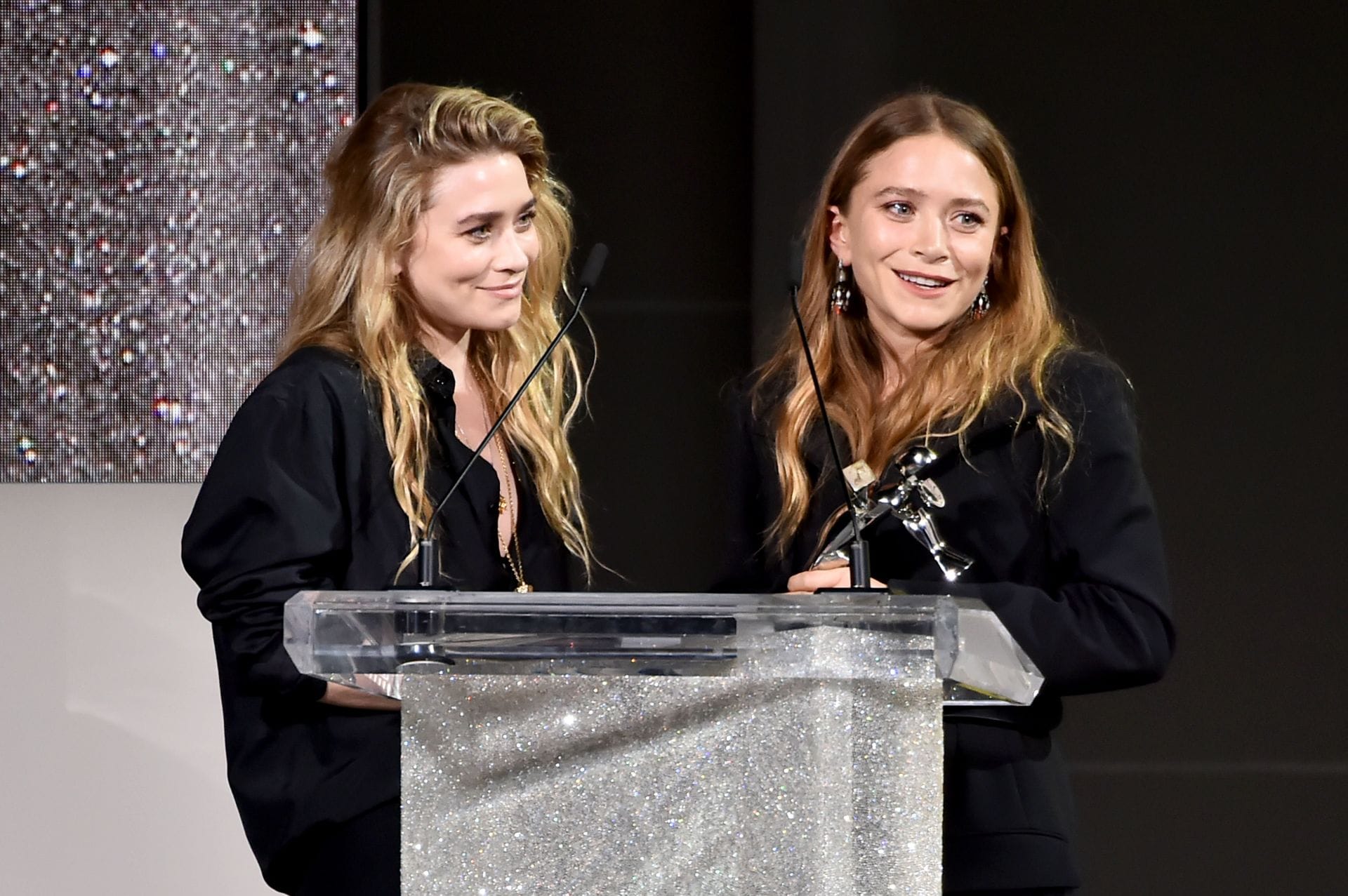 As designers Ashley Olsen e Mary-Kate Olsen recebem o prêmio CFDA Accessories Designer of the Year 2018 durante o CFDA Fashion Awards 2018 - Fonte: Getty