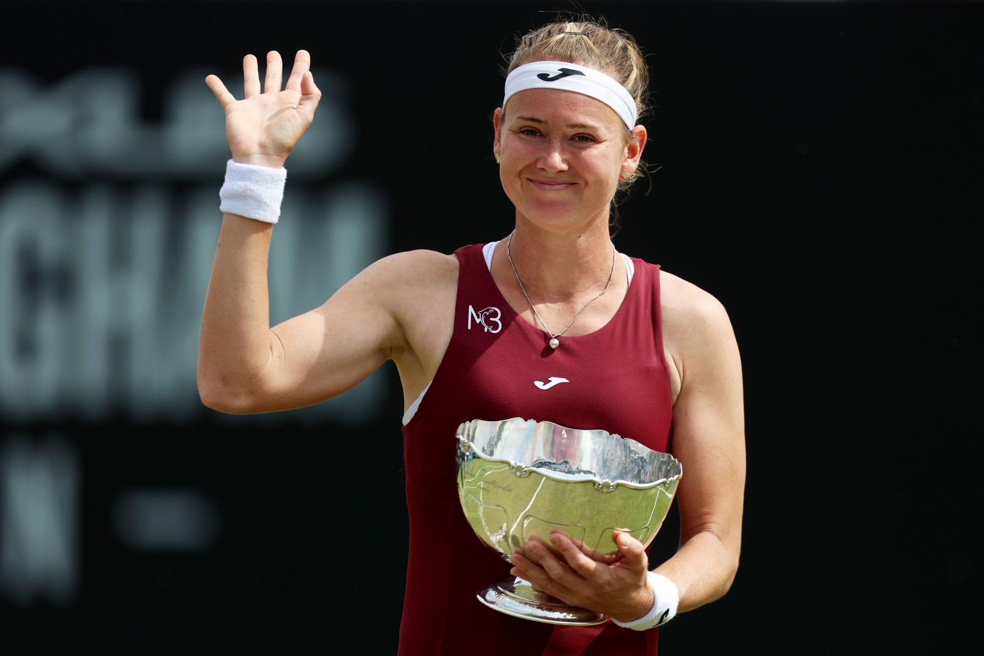 Marie Bouzkova posa com o título individual feminino no Nottingham Open de 2026 após derrotar Emma Navarro (Fonte: Getty)