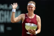 Marie Bouzkova posa com o título individual feminino no Nottingham Open de 2026 após derrotar Emma Navarro (Fonte: Getty)