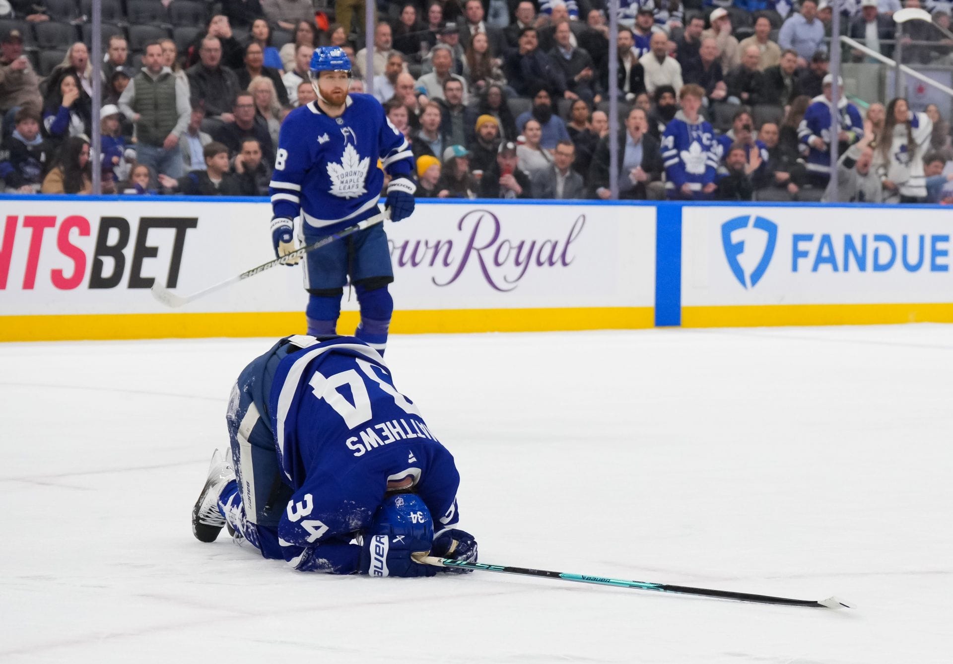 Auston Matthews caiu após a lesão - Fonte: Getty