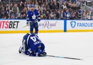 Auston Matthews caiu após a lesão - Fonte: Getty