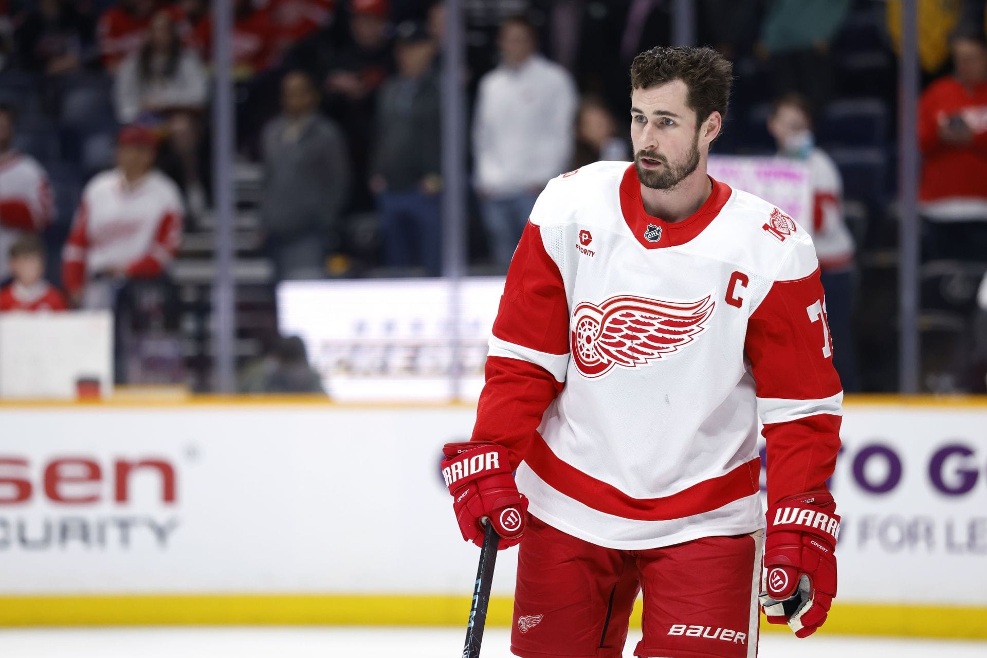 Dylan Larkin em ação durante o aquecimento antes do jogo - Fonte: Getty