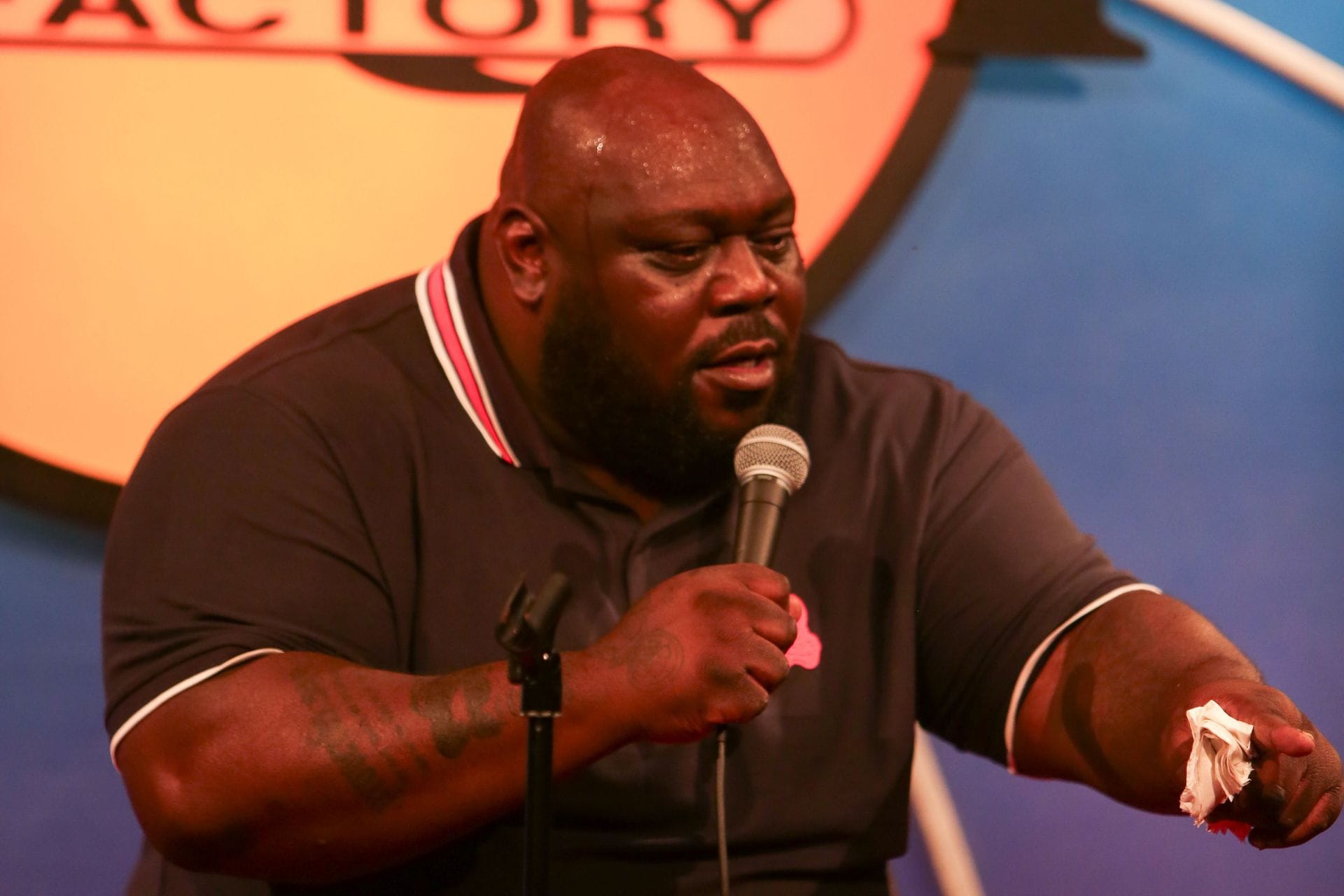 Faizon Love participa do evento beneficente para os afetados pelas greves na Laugh Factory em 15 de agosto de 2023 em Los Angeles, Califórnia. (Fonte: Getty)