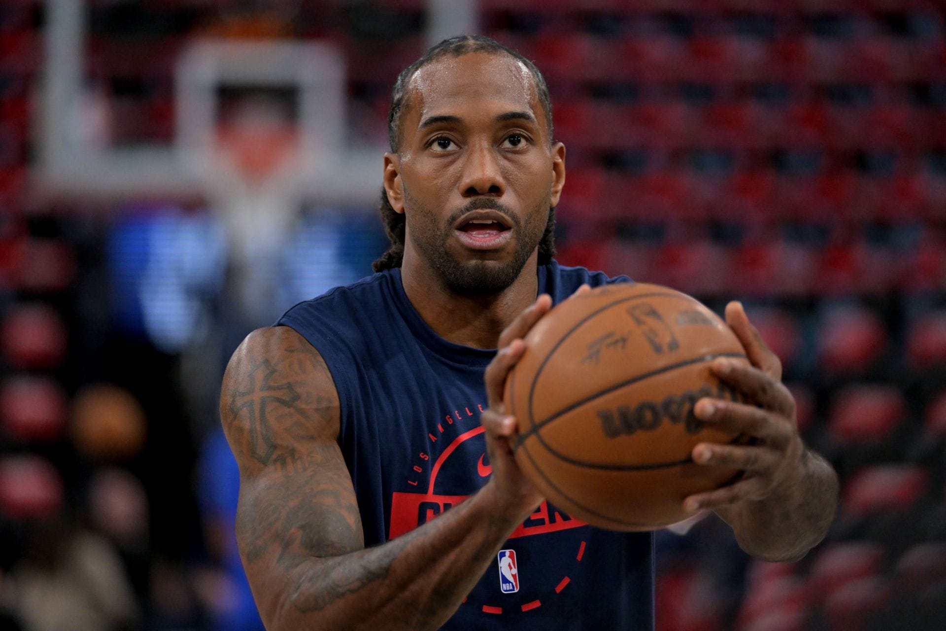 "Building the Knickerbocker stopper", "Deja Vu" - Raptors Fans Go Wild Over Kawhi Leonard's Potential Toronto Return 7 Yrs After Championship Run