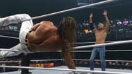 Andrade e Orange Cassidy provocando um ao outro durante a partida (Imagem via YouTube @AEW)