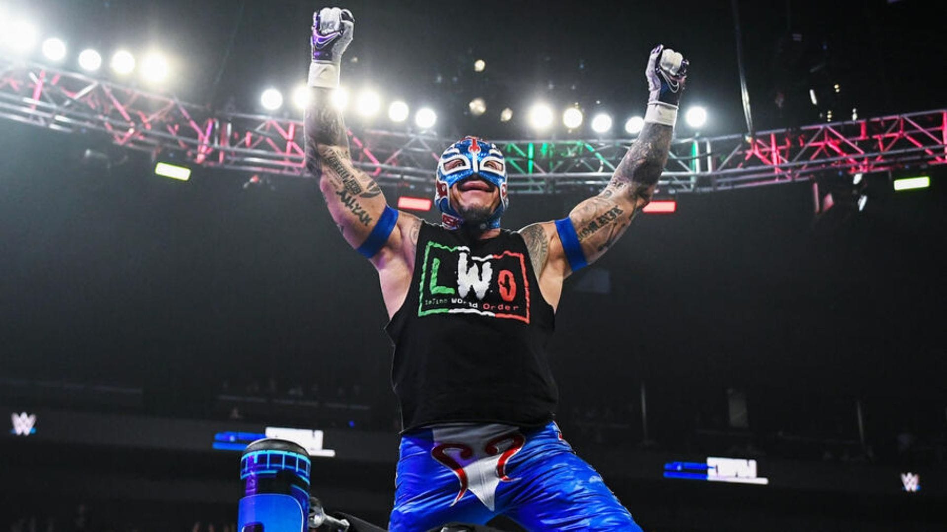 Female WWE star posts photo with maskless Rey Mysterio